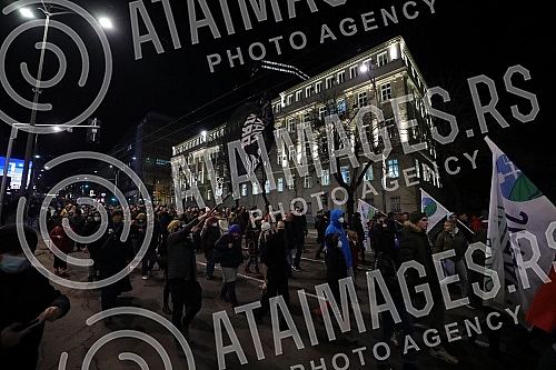 In front of the Presidency of Serbia, despite the ban on the gathering, several hundred citizens gathered at a protest organized by the organization Kreni - Promeni, demanding a ban on the extraction of pine and lithium.Ispred Predsednistva Srbije,