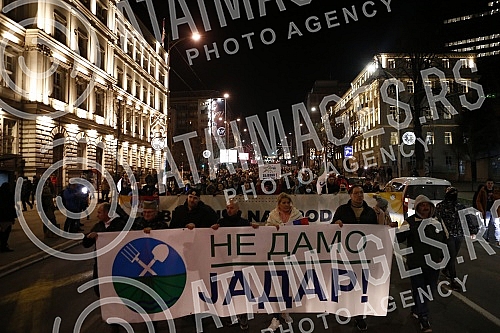 In front of the Presidency of Serbia, despite the ban on the gathering, several hundred citizens gathered at a protest organized by the organization Kreni - Promeni, demanding a ban on the extraction of pine and lithium.Ispred Predsednistva Srbije,