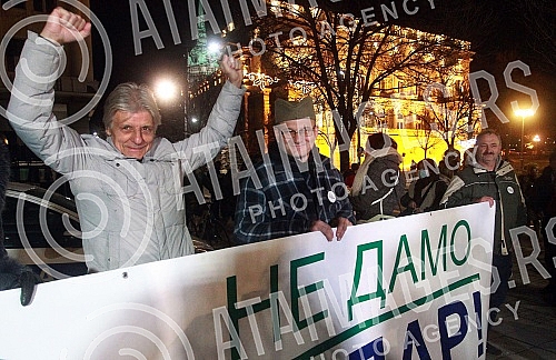 In front of the Presidency of Serbia, despite the ban on the gathering, several hundred citizens gathered at a protest organized by the organization Kreni - Promeni, demanding a ban on the extraction of pine and lithium.Ispred Predsednistva Srbije,