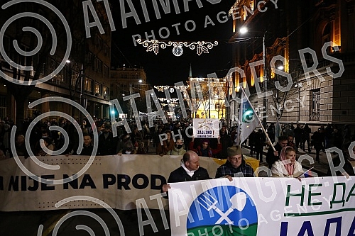 In front of the Presidency of Serbia, despite the ban on the gathering, several hundred citizens gathered at a protest organized by the organization Kreni - Promeni, demanding a ban on the extraction of pine and lithium.Ispred Predsednistva Srbije,