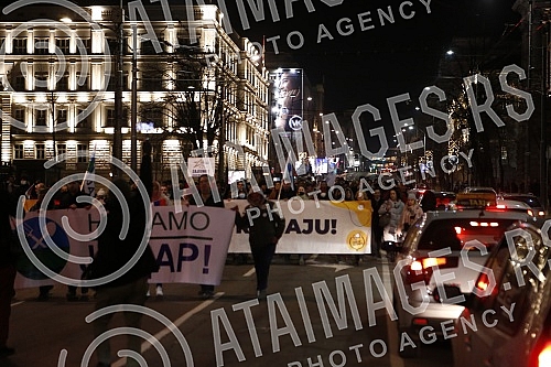 In front of the Presidency of Serbia, despite the ban on the gathering, several hundred citizens gathered at a protest organized by the organization Kreni - Promeni, demanding a ban on the extraction of pine and lithium.Ispred Predsednistva Srbije,