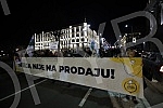 In front of the Presidency of Serbia, despite the ban on the gathering, several hundred citizens gathered at a protest organized by the organization Kreni - Promeni, demanding a ban on the extraction of pine and lithium.Ispred Predsednistva Srbije,