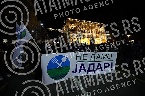 In front of the Presidency of Serbia, despite the ban on the gathering, several hundred citizens gathered at a protest organized by the organization Kreni - Promeni, demanding a ban on the extraction of pine and lithium.Ispred Predsednistva Srbije,