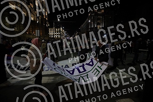 In front of the Presidency of Serbia, despite the ban on the gathering, several hundred citizens gathered at a protest organized by the organization Kreni - Promeni, demanding a ban on the extraction of pine and lithium.Ispred Predsednistva Srbije,