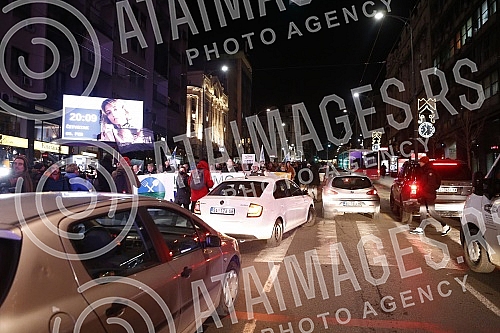 In front of the Presidency of Serbia, despite the ban on the gathering, several hundred citizens gathered at a protest organized by the organization Kreni - Promeni, demanding a ban on the extraction of pine and lithium.Ispred Predsednistva Srbije,