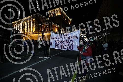 In front of the Presidency of Serbia, despite the ban on the gathering, several hundred citizens gathered at a protest organized by the organization Kreni - Promeni, demanding a ban on the extraction of pine and lithium.Ispred Predsednistva Srbije,