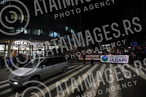 In front of the Presidency of Serbia, despite the ban on the gathering, several hundred citizens gathered at a protest organized by the organization Kreni - Promeni, demanding a ban on the extraction of pine and lithium.Ispred Predsednistva Srbije,