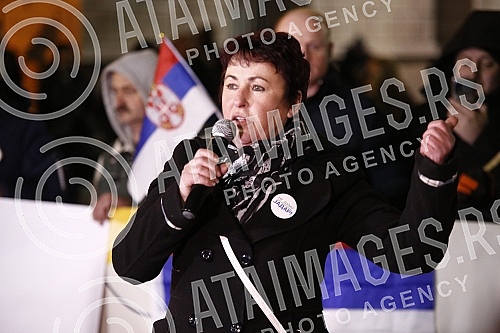 In front of the Presidency of Serbia, despite the ban on the gathering, several hundred citizens gathered at a protest organized by the organization Kreni - Promeni, demanding a ban on the extraction of pine and lithium.Ispred Predsednistva Srbije,