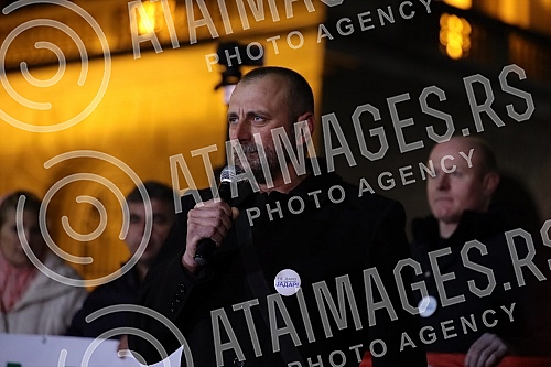 In front of the Presidency of Serbia, despite the ban on the gathering, several hundred citizens gathered at a protest organized by the organization Kreni - Promeni, demanding a ban on the extraction of pine and lithium.Ispred Predsednistva Srbije,