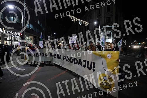 In front of the Presidency of Serbia, despite the ban on the gathering, several hundred citizens gathered at a protest organized by the organization Kreni - Promeni, demanding a ban on the extraction of pine and lithium.Ispred Predsednistva Srbije,