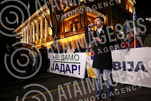 In front of the Presidency of Serbia, despite the ban on the gathering, several hundred citizens gathered at a protest organized by the organization Kreni - Promeni, demanding a ban on the extraction of pine and lithium.Ispred Predsednistva Srbije,