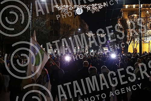 In front of the Presidency of Serbia, despite the ban on the gathering, several hundred citizens gathered at a protest organized by the organization Kreni - Promeni, demanding a ban on the extraction of pine and lithium.Ispred Predsednistva Srbije,