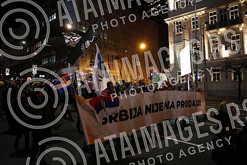 In front of the Presidency of Serbia, despite the ban on the gathering, several hundred citizens gathered at a protest organized by the organization Kreni - Promeni, demanding a ban on the extraction of pine and lithium.Ispred Predsednistva Srbije,