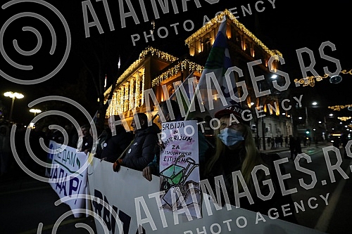 In front of the Presidency of Serbia, despite the ban on the gathering, several hundred citizens gathered at a protest organized by the organization Kreni - Promeni, demanding a ban on the extraction of pine and lithium.Ispred Predsednistva Srbije,