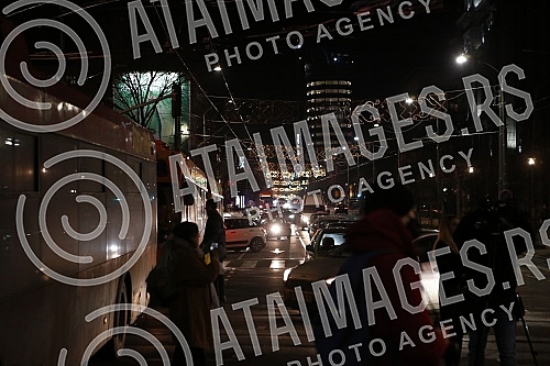 In front of the Presidency of Serbia, despite the ban on the gathering, several hundred citizens gathered at a protest organized by the organization Kreni - Promeni, demanding a ban on the extraction of pine and lithium.Ispred Predsednistva Srbije,