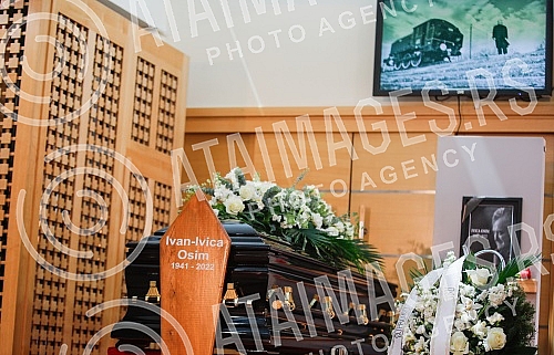 A commemorative room was opened at the Bare commemorative center in Sarajevo for the final greeting to Ivica Osim, one of the best football players and coaches in Bosnia and Herzegovina ever. U komemorativnom centru Bare u Sarajevu otvorena je kome