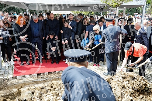  One of the best football players and coaches in Bosnia and Herzegovina ever Ivica Osim was buried in the Alley of the Greats at the Bare City Cemetery in Sarajevo.Jedan od najboljih fudbalera i trenera Bosne i Hercegovine ikada Ivica Osim sahranje