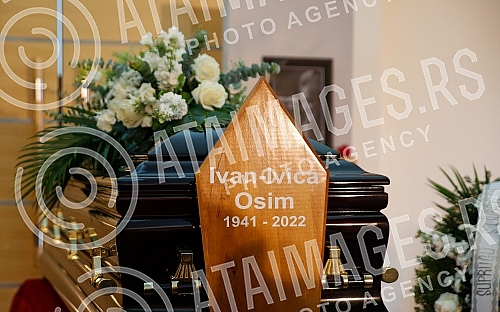 A commemorative room was opened at the Bare commemorative center in Sarajevo for the final greeting to Ivica Osim, one of the best football players and coaches in Bosnia and Herzegovina ever. U komemorativnom centru Bare u Sarajevu otvorena je kome