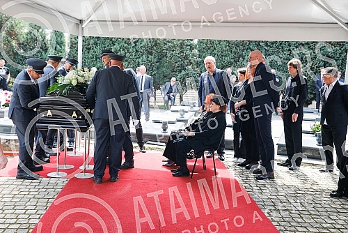  One of the best football players and coaches in Bosnia and Herzegovina ever Ivica Osim was buried in the Alley of the Greats at the Bare City Cemetery in Sarajevo.Jedan od najboljih fudbalera i trenera Bosne i Hercegovine ikada Ivica Osim sahranje
