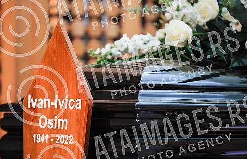 A commemorative room was opened at the Bare commemorative center in Sarajevo for the final greeting to Ivica Osim, one of the best football players and coaches in Bosnia and Herzegovina ever. U komemorativnom centru Bare u Sarajevu otvorena je kome