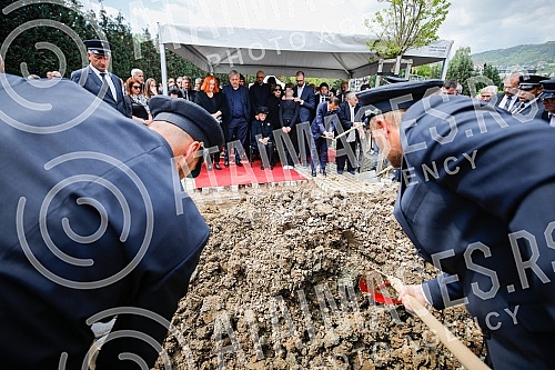  One of the best football players and coaches in Bosnia and Herzegovina ever Ivica Osim was buried in the Alley of the Greats at the Bare City Cemetery in Sarajevo.Jedan od najboljih fudbalera i trenera Bosne i Hercegovine ikada Ivica Osim sahranje