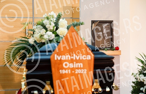 A commemorative room was opened at the Bare commemorative center in Sarajevo for the final greeting to Ivica Osim, one of the best football players and coaches in Bosnia and Herzegovina ever. U komemorativnom centru Bare u Sarajevu otvorena je kome
