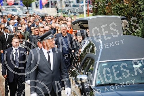  One of the best football players and coaches in Bosnia and Herzegovina ever Ivica Osim was buried in the Alley of the Greats at the Bare City Cemetery in Sarajevo.Jedan od najboljih fudbalera i trenera Bosne i Hercegovine ikada Ivica Osim sahranje