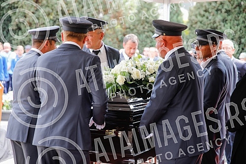  One of the best football players and coaches in Bosnia and Herzegovina ever Ivica Osim was buried in the Alley of the Greats at the Bare City Cemetery in Sarajevo.Jedan od najboljih fudbalera i trenera Bosne i Hercegovine ikada Ivica Osim sahranje