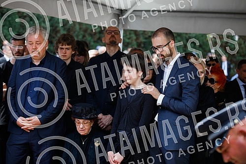  One of the best football players and coaches in Bosnia and Herzegovina ever Ivica Osim was buried in the Alley of the Greats at the Bare City Cemetery in Sarajevo.Jedan od najboljih fudbalera i trenera Bosne i Hercegovine ikada Ivica Osim sahranje