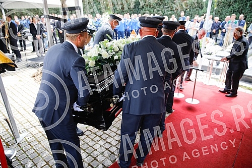  One of the best football players and coaches in Bosnia and Herzegovina ever Ivica Osim was buried in the Alley of the Greats at the Bare City Cemetery in Sarajevo.Jedan od najboljih fudbalera i trenera Bosne i Hercegovine ikada Ivica Osim sahranje