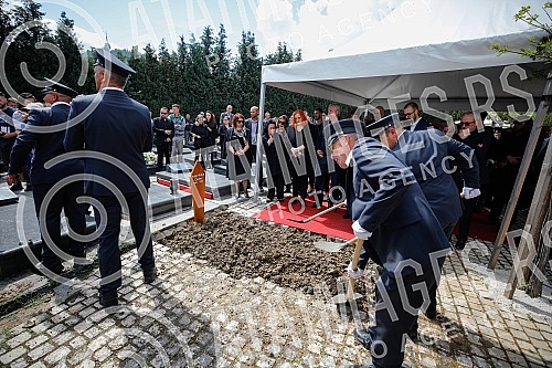  One of the best football players and coaches in Bosnia and Herzegovina ever Ivica Osim was buried in the Alley of the Greats at the Bare City Cemetery in Sarajevo.Jedan od najboljih fudbalera i trenera Bosne i Hercegovine ikada Ivica Osim sahranje