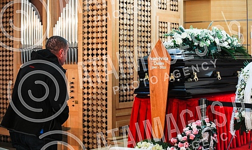 A commemorative room was opened at the Bare commemorative center in Sarajevo for the final greeting to Ivica Osim, one of the best football players and coaches in Bosnia and Herzegovina ever. U komemorativnom centru Bare u Sarajevu otvorena je kome