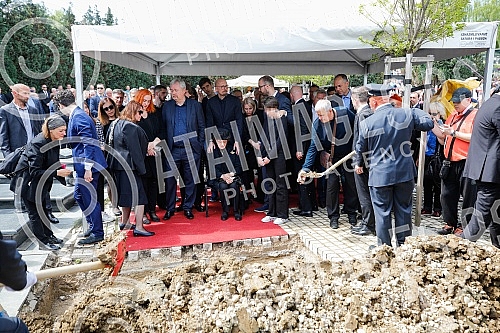  One of the best football players and coaches in Bosnia and Herzegovina ever Ivica Osim was buried in the Alley of the Greats at the Bare City Cemetery in Sarajevo.Jedan od najboljih fudbalera i trenera Bosne i Hercegovine ikada Ivica Osim sahranje