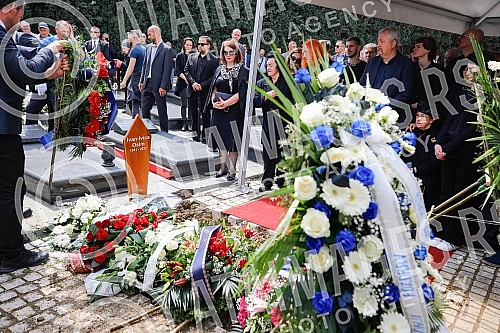  One of the best football players and coaches in Bosnia and Herzegovina ever Ivica Osim was buried in the Alley of the Greats at the Bare City Cemetery in Sarajevo.Jedan od najboljih fudbalera i trenera Bosne i Hercegovine ikada Ivica Osim sahranje