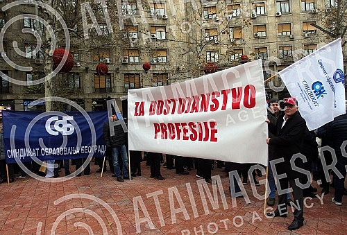 The Education Union of Serbia and the Education Workers' Union of Serbia organized a protest.Sindikat obrazovanja Srbije i Sindikat radnika u prosveti Srbije organizovali su protest.