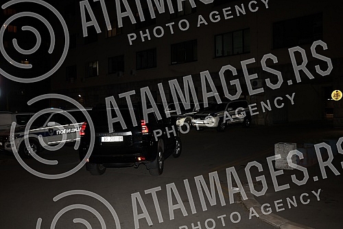 The black jeep arrived at the Police Administration for the City of Belgrade, and it is assumed that Luka Bojovic is in it.Crni dzip je stigao u policijsku stanicu 29. novembar  a pretpostavlja se da je u njemu Luka Bojovic.