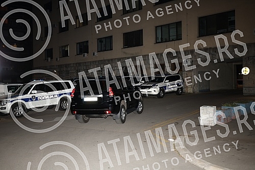 The black jeep arrived at the Police Administration for the City of Belgrade, and it is assumed that Luka Bojovic is in it.Crni dzip je stigao u policijsku stanicu 29. novembar  a pretpostavlja se da je u njemu Luka Bojovic.