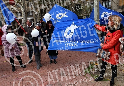 The Education Union of Serbia and the Education Workers' Union of Serbia organized a protest.Sindikat obrazovanja Srbije i Sindikat radnika u prosveti Srbije organizovali su protest.