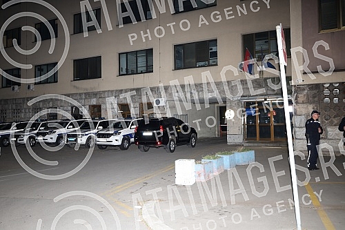 The black jeep arrived at the Police Administration for the City of Belgrade, and it is assumed that Luka Bojovic is in it.Crni dzip je stigao u policijsku stanicu 29. novembar  a pretpostavlja se da je u njemu Luka Bojovic.