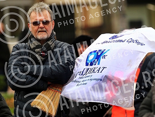 The Education Union of Serbia and the Education Workers' Union of Serbia organized a protest.Sindikat obrazovanja Srbije i Sindikat radnika u prosveti Srbije organizovali su protest.