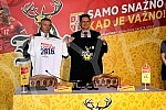 The Football Federation of Serbia and Apatin Brewery signed a sponsorship contract.Fudbalski savez Srbije i Apatinska pivara potpisali su sponzorski ugovor. 