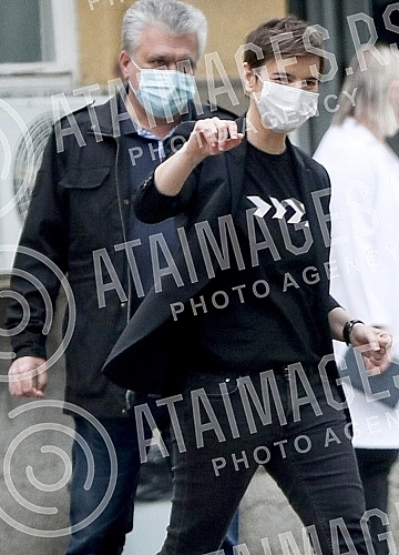 At the Torlak Institute of virology, vaccines and serums, Prime minister Ana Brnabic, minister Darija Kisic Tepavcevic and epidemiologist Predrag Kon received the corona vaccine, after which they gave statements to the media.U Institutu za virusolo