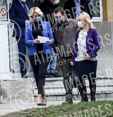 At the Torlak Institute of virology, vaccines and serums, Prime minister Ana Brnabic, minister Darija Kisic Tepavcevic and epidemiologist Predrag Kon received the corona vaccine, after which they gave statements to the media.U Institutu za virusolo