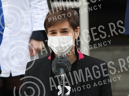 At the Torlak Institute of virology, vaccines and serums, Prime minister Ana Brnabic, minister Darija Kisic Tepavcevic and epidemiologist Predrag Kon received the corona vaccine, after which they gave statements to the media.U Institutu za virusolo
