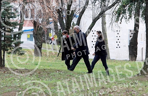At the Torlak Institute of virology, vaccines and serums, Prime minister Ana Brnabic, minister Darija Kisic Tepavcevic and epidemiologist Predrag Kon received the corona vaccine, after which they gave statements to the media.U Institutu za virusolo