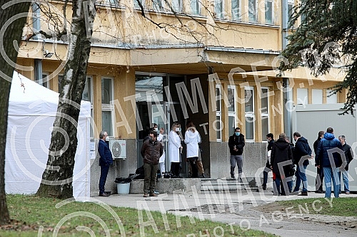 At the Torlak Institute of virology, vaccines and serums, Prime minister Ana Brnabic, minister Darija Kisic Tepavcevic and epidemiologist Predrag Kon received the corona vaccine, after which they gave statements to the media.U Institutu za virusolo