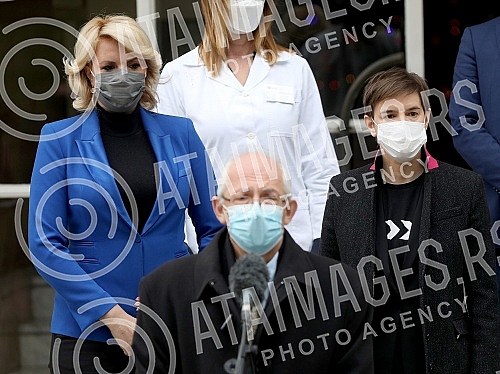 At the Torlak Institute of virology, vaccines and serums, Prime minister Ana Brnabic, minister Darija Kisic Tepavcevic and epidemiologist Predrag Kon received the corona vaccine, after which they gave statements to the media.U Institutu za virusolo