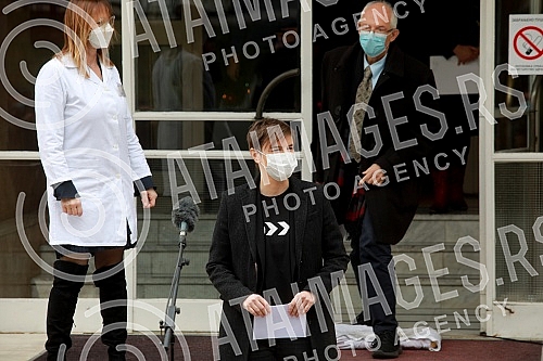 At the Torlak Institute of virology, vaccines and serums, Prime minister Ana Brnabic, minister Darija Kisic Tepavcevic and epidemiologist Predrag Kon received the corona vaccine, after which they gave statements to the media.U Institutu za virusolo