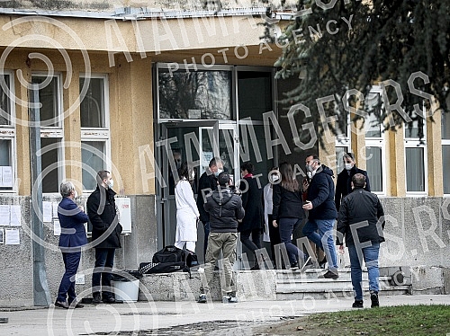 At the Torlak Institute of virology, vaccines and serums, Prime minister Ana Brnabic, minister Darija Kisic Tepavcevic and epidemiologist Predrag Kon received the corona vaccine, after which they gave statements to the media.U Institutu za virusolo