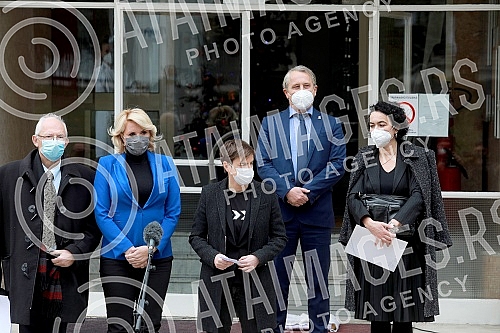 At the Torlak Institute of virology, vaccines and serums, Prime minister Ana Brnabic, minister Darija Kisic Tepavcevic and epidemiologist Predrag Kon received the corona vaccine, after which they gave statements to the media.U Institutu za virusolo
